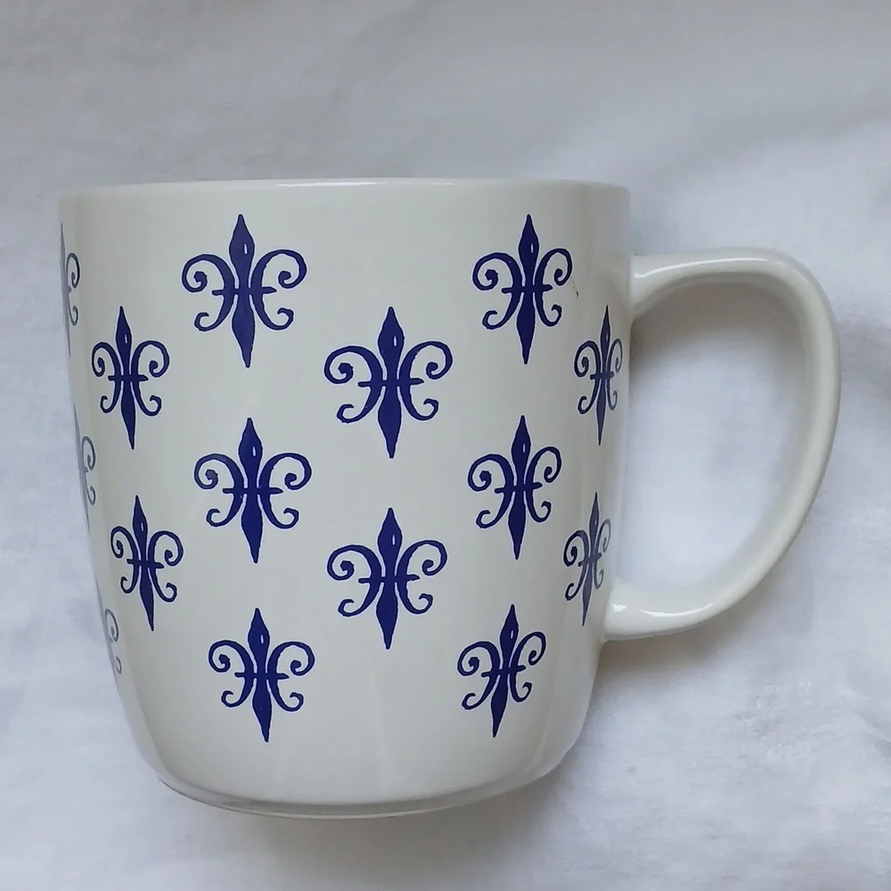 Sur La Table Stoneware Mug Fleur-de-Lis Pattern White Blue 14 oz